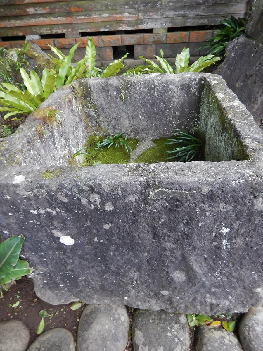 石製くりぬき水槽の写真